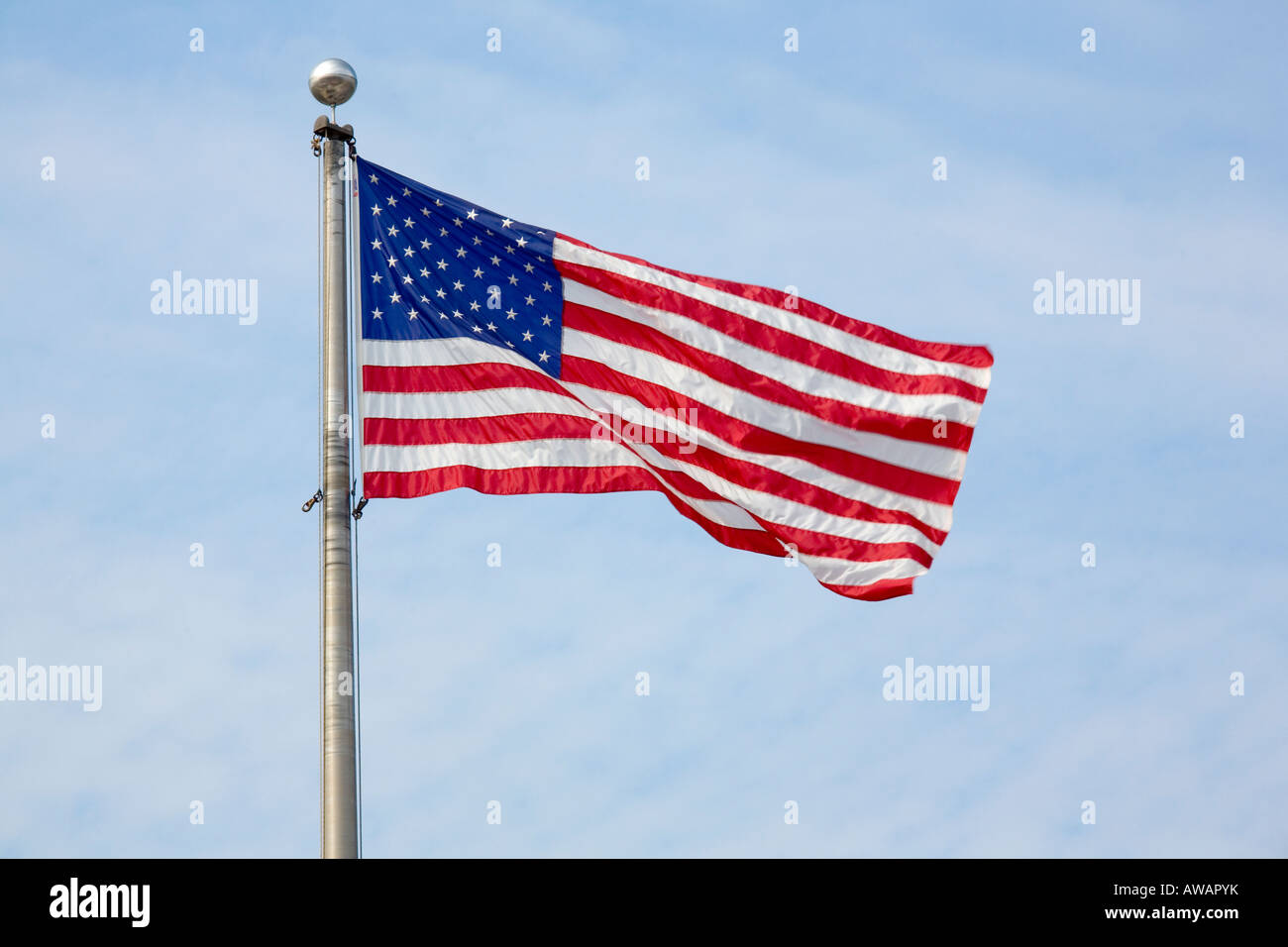 Stars And Stripes von einem Fahnenmast geflogen Stockfoto