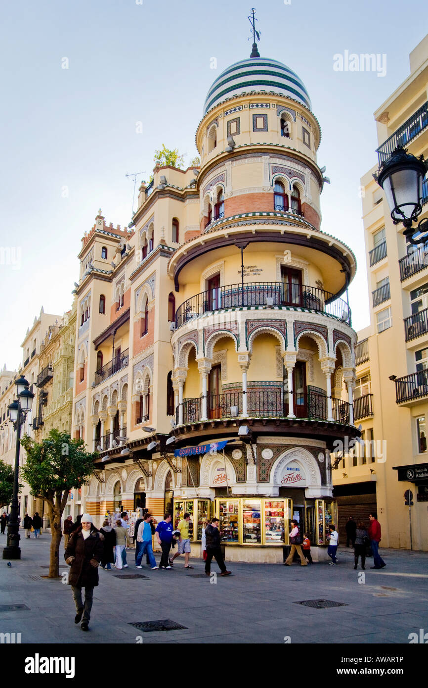 Maurische Einfluss in Spanien zeigt die Architektur dieses Gebäudes im Zentrum von Sevilla Spanien Stockfoto