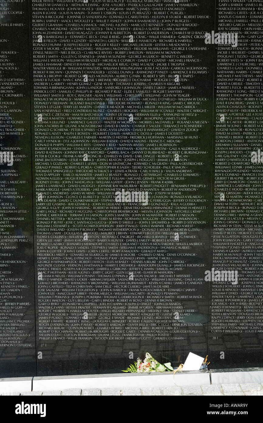 Blumen von der Vietnam Veterans Memorial Wall Washington DC USA Stockfoto