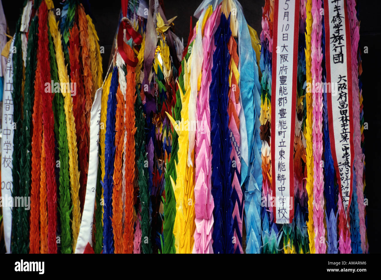 Origami-Kraniche in Hiroshima, Japan, von Schulkindern als ein Symbol des Friedens platziert Stockfoto