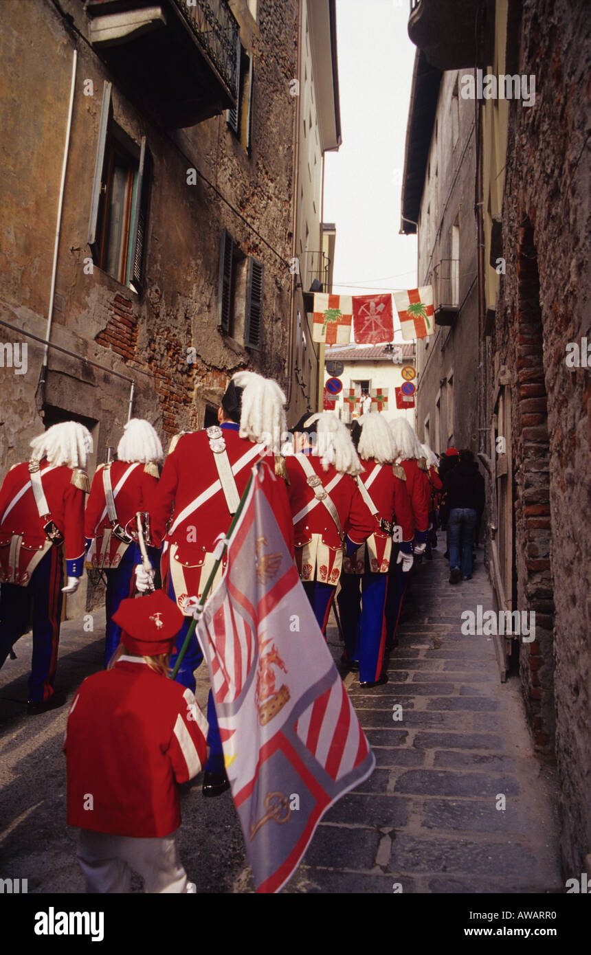 Parade durch die schmalen Straßen der alten Stadt, Karneval von Ivrea, Italien Stockfoto