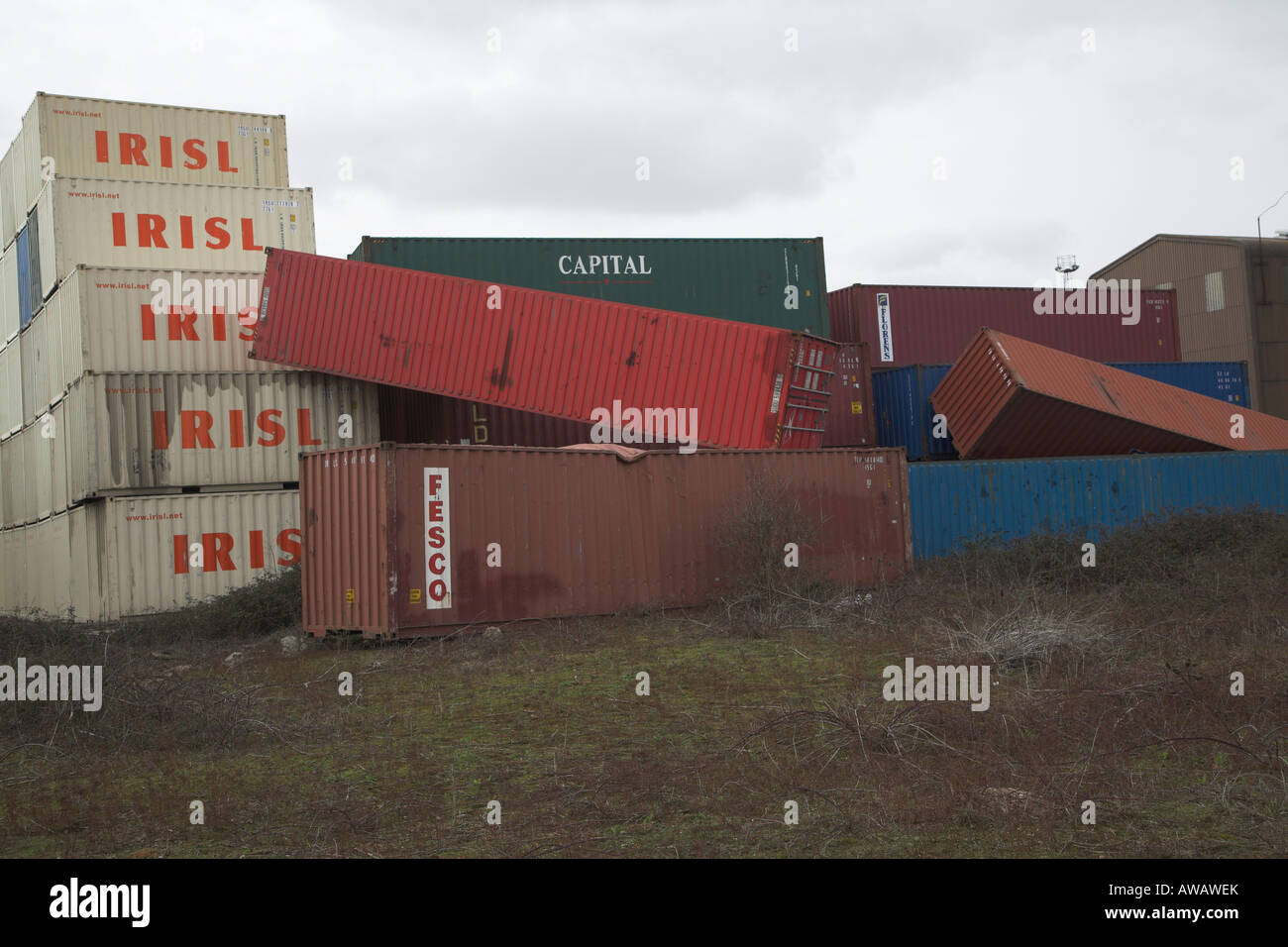 Container-Stapel von starkem Wind geblasen, nach dem Sturm, Hafen von Felixstowe, Suffolk, England Stockfoto