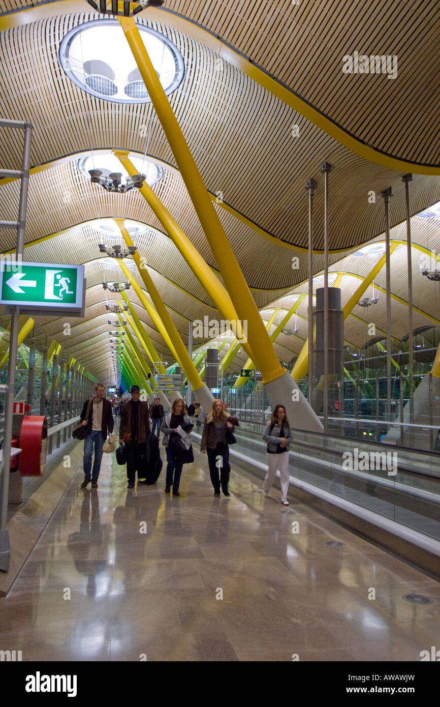 Passagiere, die in Spanien am Flughafen Madrid-Barajas Stockfoto