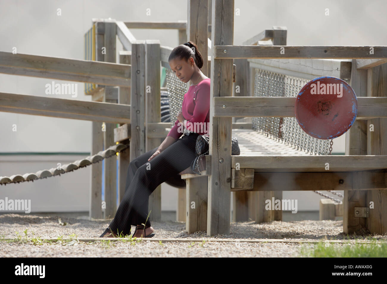 Frau allein auf einem Spielplatz Stockfoto