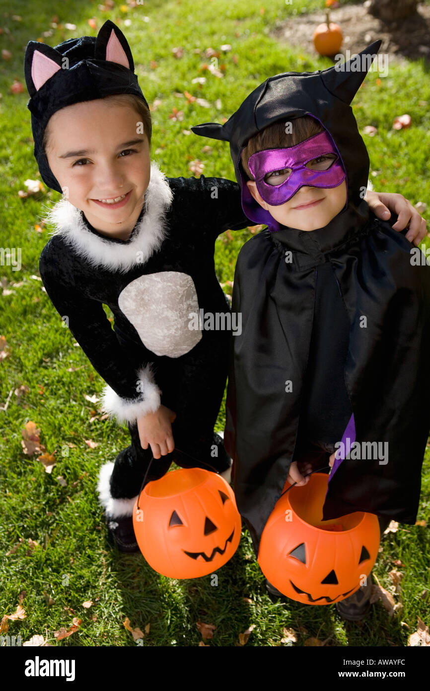 Jungen und Mädchen in Halloween-Kostümen Stockfoto