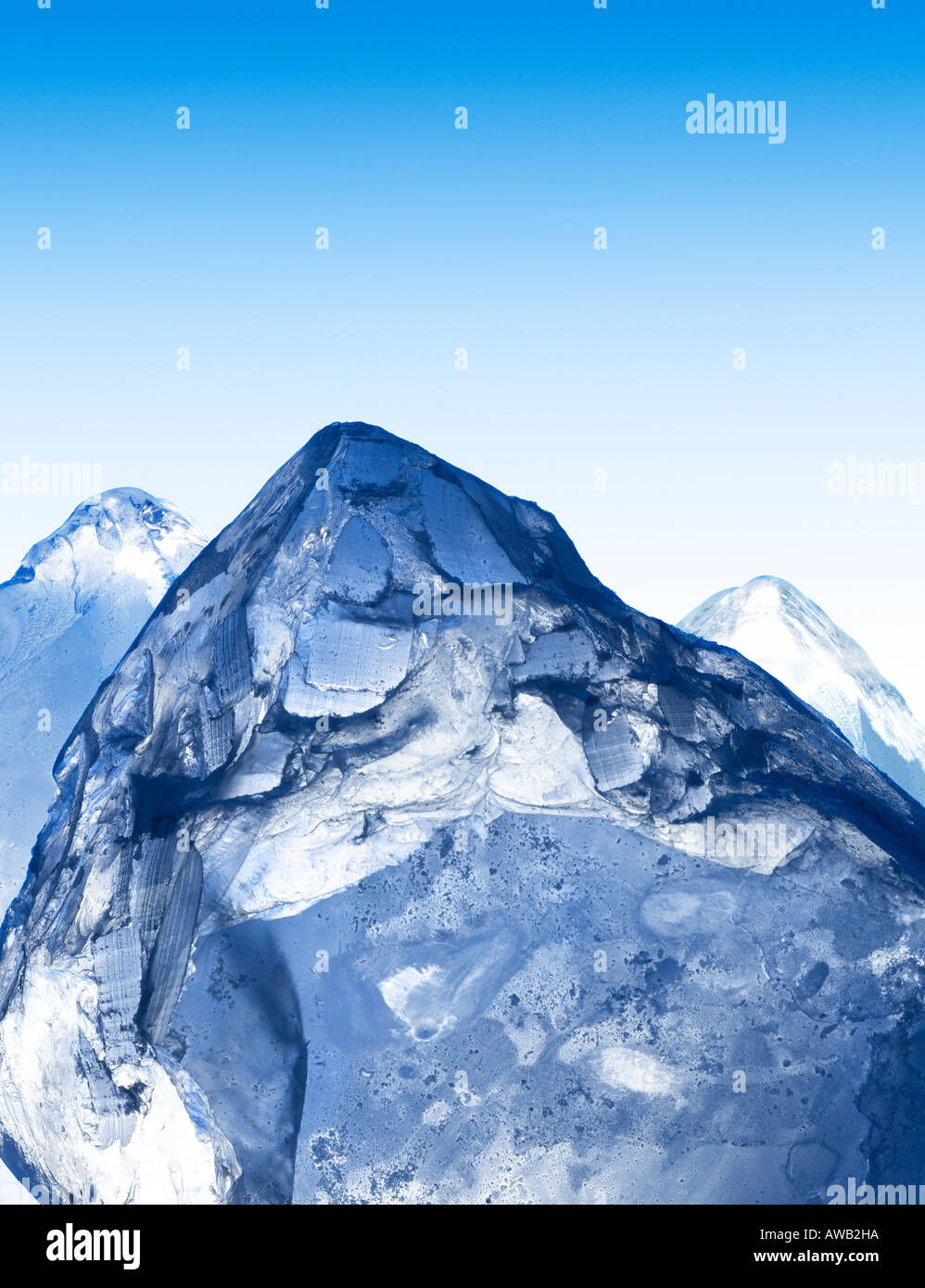 Eine Gruppe von Eiswürfeln geschickt positioniert, um die Gipfel der Berge aussehen. Stockfoto
