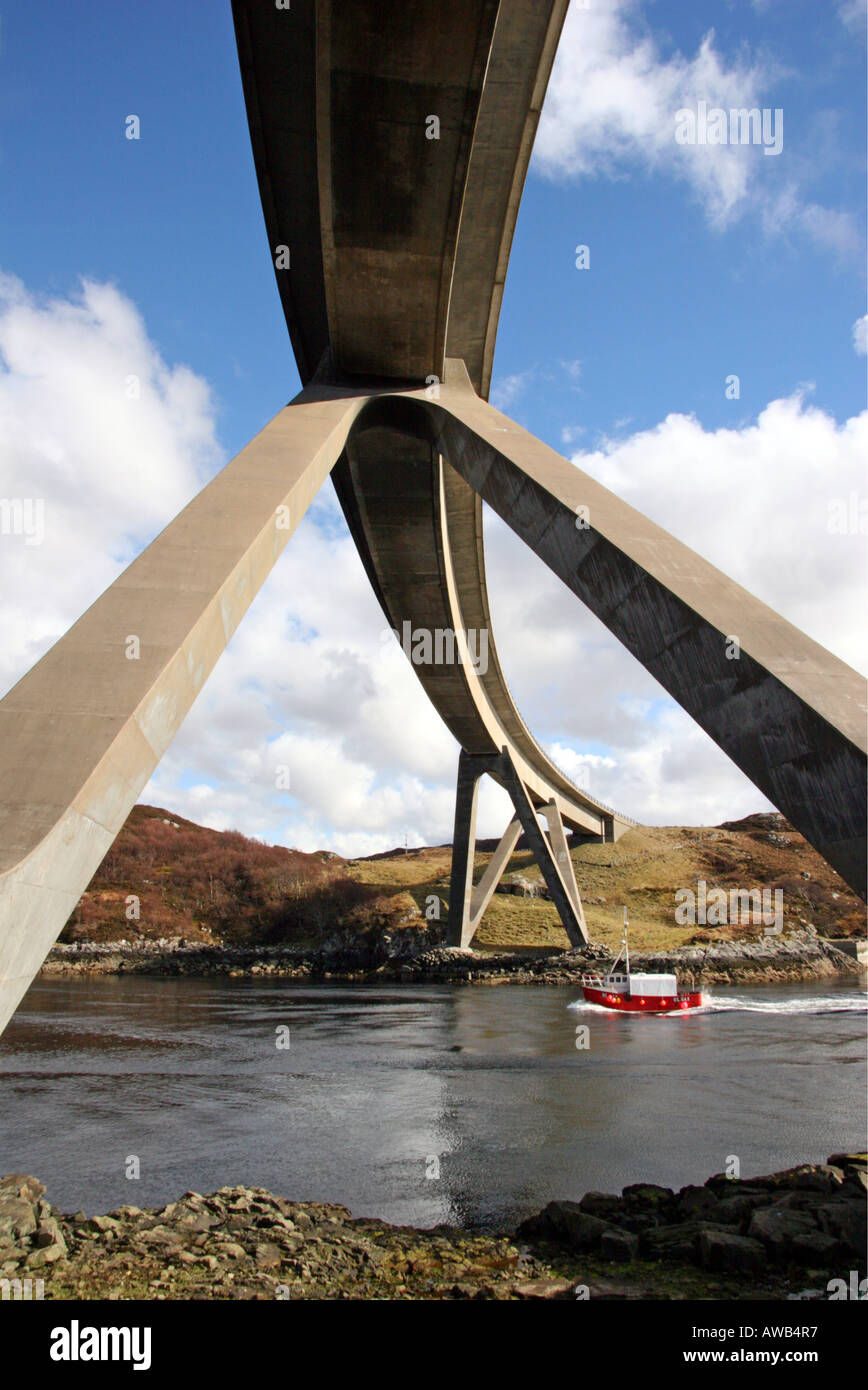 Ein Fischerboot vorbei unter Kylesku Brücke Stockfoto