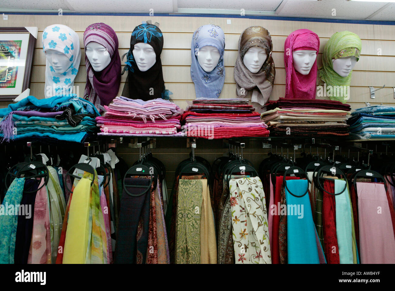 21102006 Innenansicht eines Hijab-Shop in Blackburn England Fotograf Kieran Dodds Stockfoto
