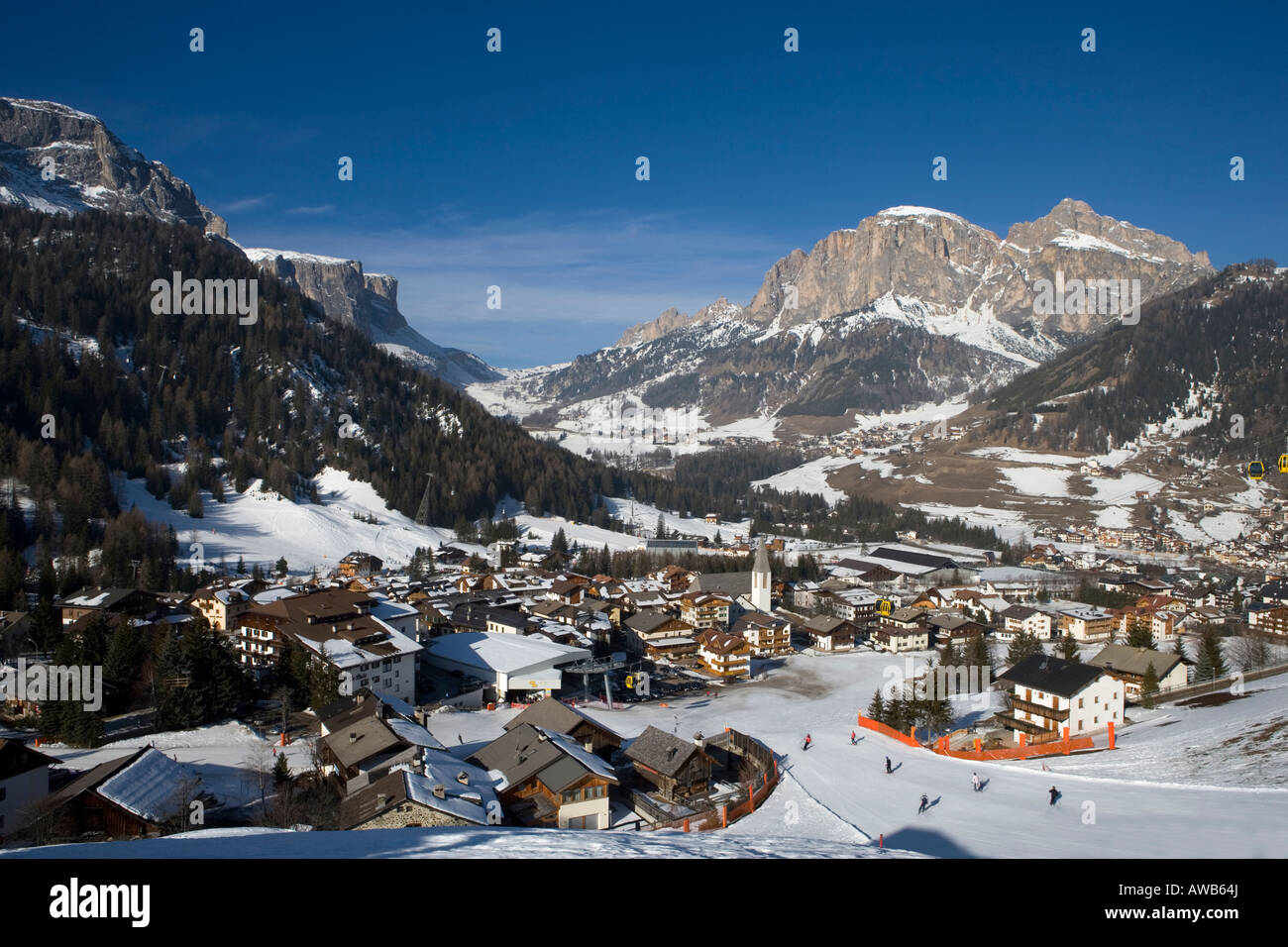 Dorf von Corvara im Winter Schnee, Dolomiten, Italien. Stockfoto