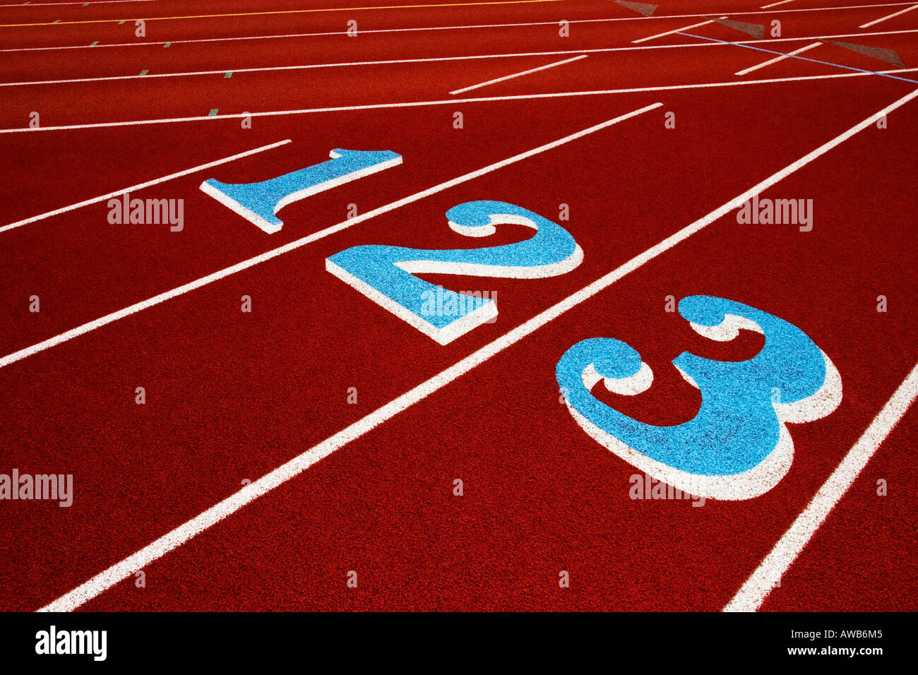 Lane Zahlen 1, 2, 3 in blau auf rot Laufstrecke mit weißen Linien im Laufe des Nachmittags Stockfoto