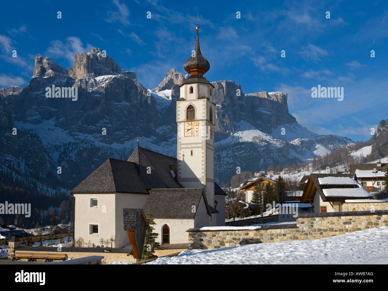 Kirche im Dorf Kolfuschg im Winter Schnee, Dolomiten, Italien. Stockfoto
