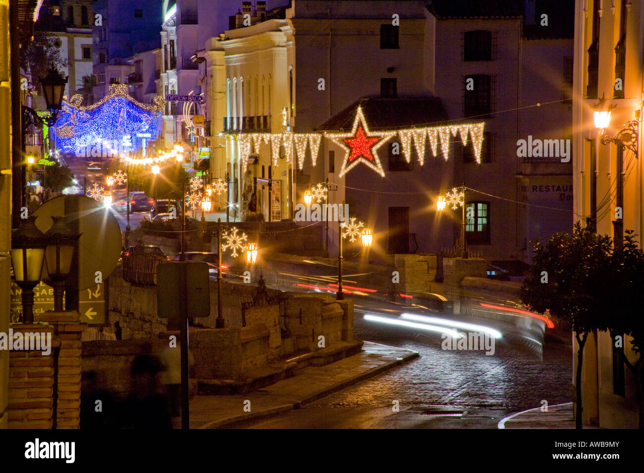 Abend-Verkehr in Ronda Spanien Hinweis Weihnachtsbeleuchtung Stockfoto
