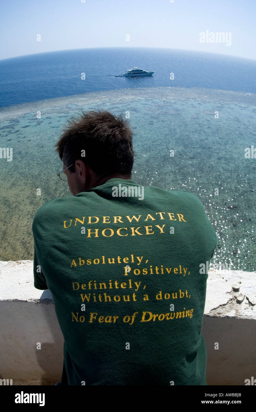 Mann sucht in Rotes Meer und Tauchsafari mit Unterwasserhockey Slogan T-shirt tragen. Stockfoto