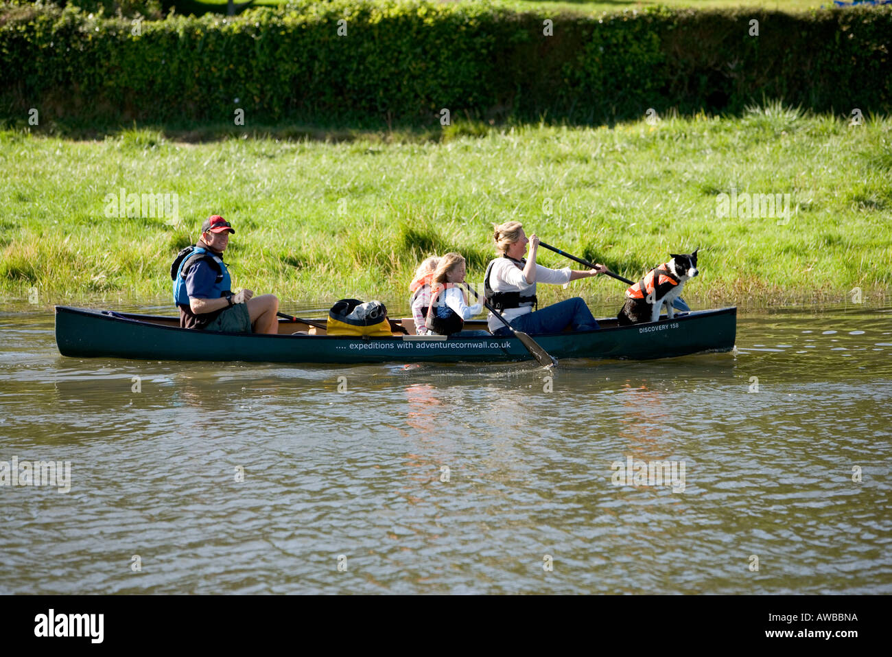 Urlaub mit der Familie. Kanu fahren mit Hund. Fowey. Cornwall. Stockfoto