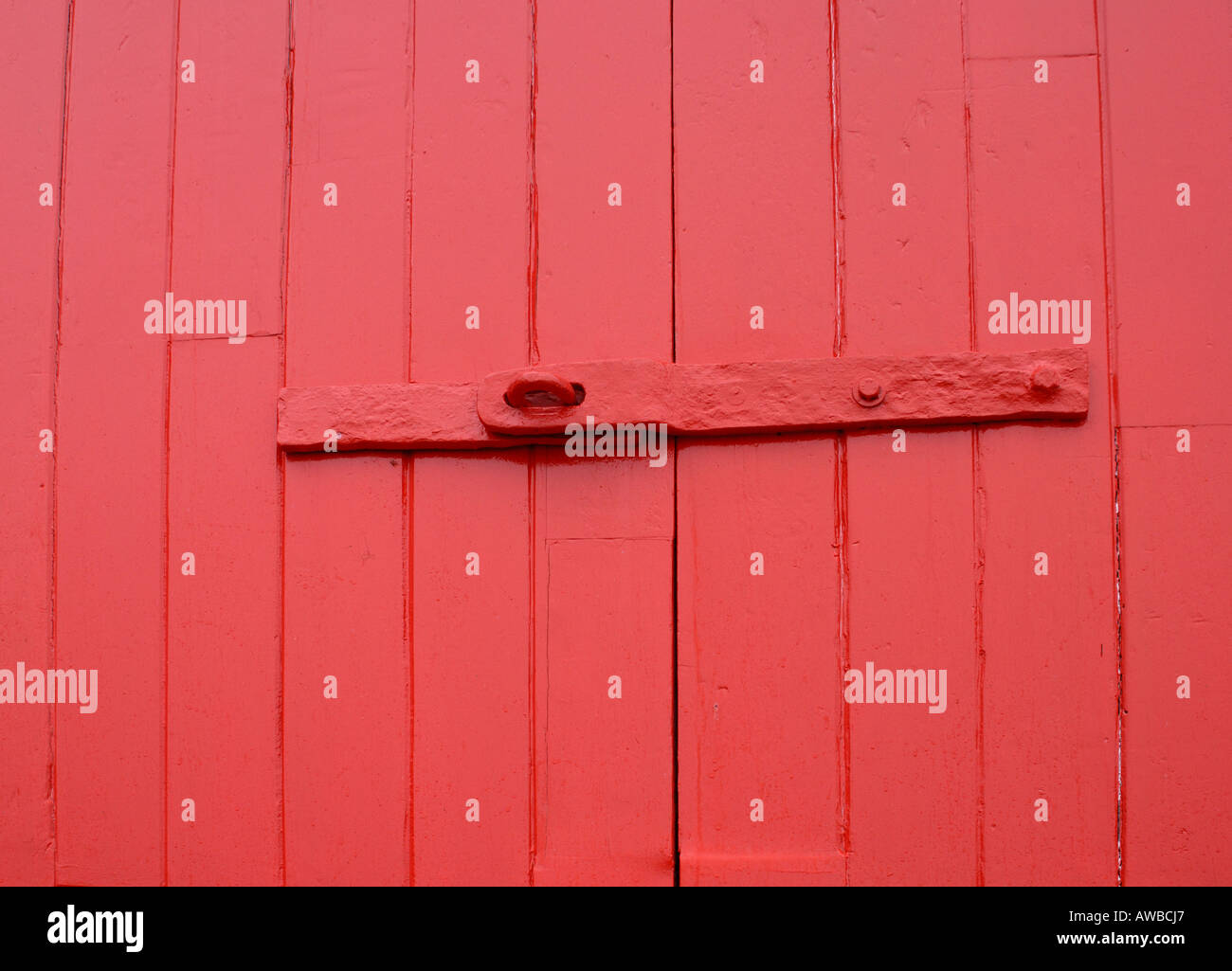 Roten Hasp und Grundnahrungsmittel der Sperre auf die rote Tür, die alte Rettungsstation Stockfoto