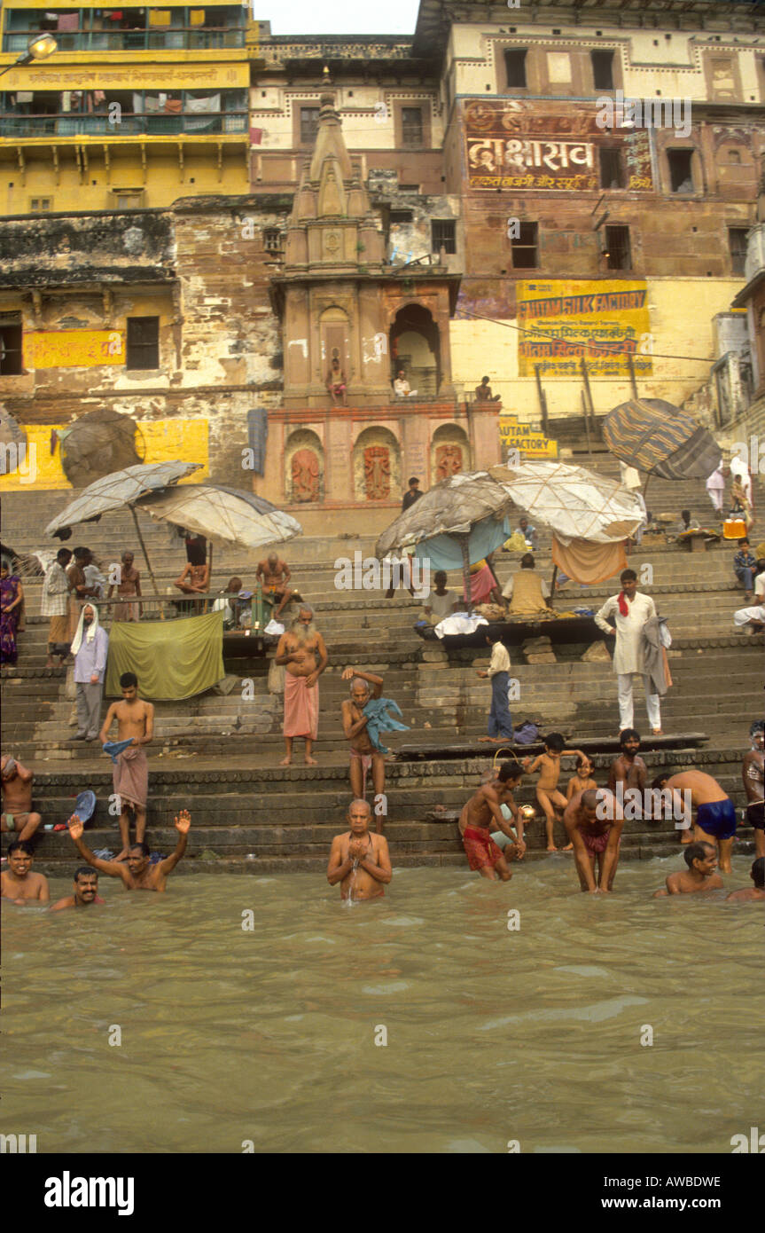 Gläubigen Hindus, die Einnahme ihrer täglichen Ritualbad an den Ghats am heiligen Fluss Ganges in Varanasi, Benares Stockfoto