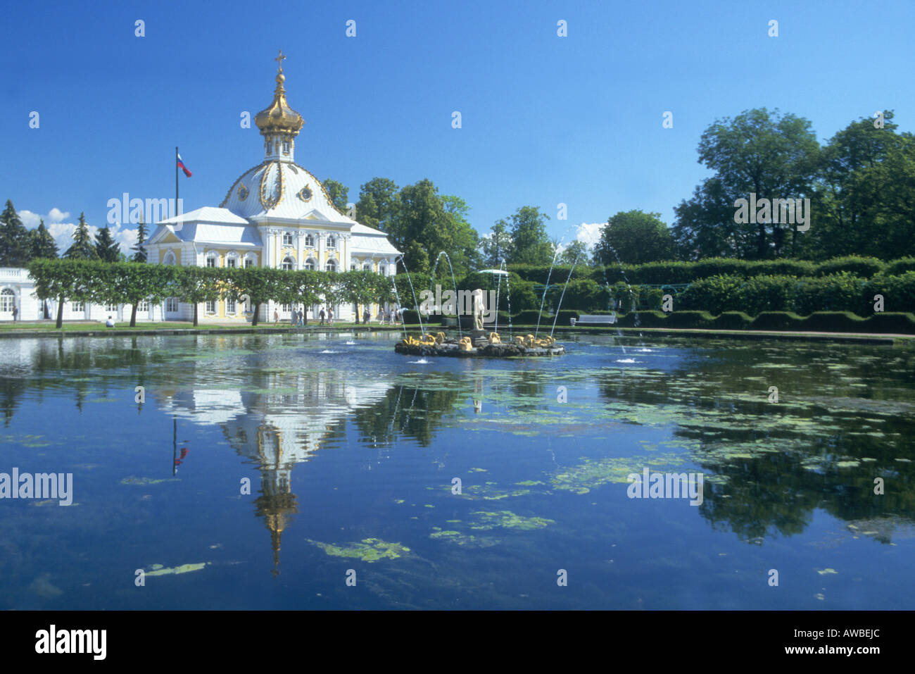 Spiegelungen im See im Peterhof Palace, St. Petersburg, Russland Stockfoto
