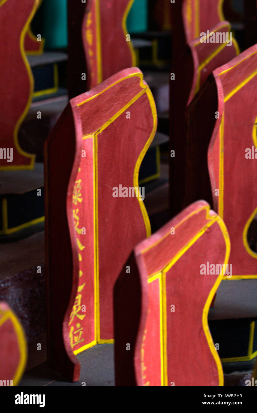 Detail der Miniature Denkmäler für die Toten innerhalb der ASSEMBLY HALL die kantonesische chinesische Gemeinde VIETNAM Stockfoto