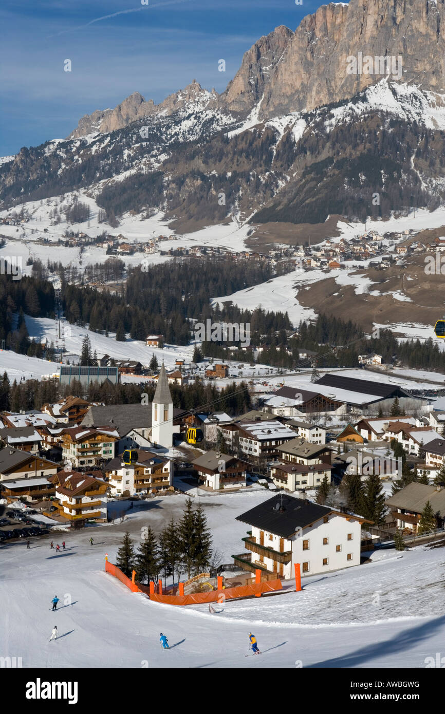 Dorf von Corvara im Winter Schnee, Dolomiten, Italien. Stockfoto