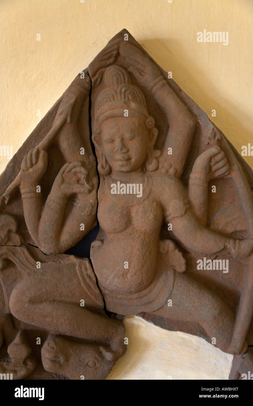 Eine rissige alten Sandstein Skulptur einer weiblichen hinduistischen Gottheit hängt in einem Museum in der CHIEN DANG Ruinen VIETNAM Stockfoto
