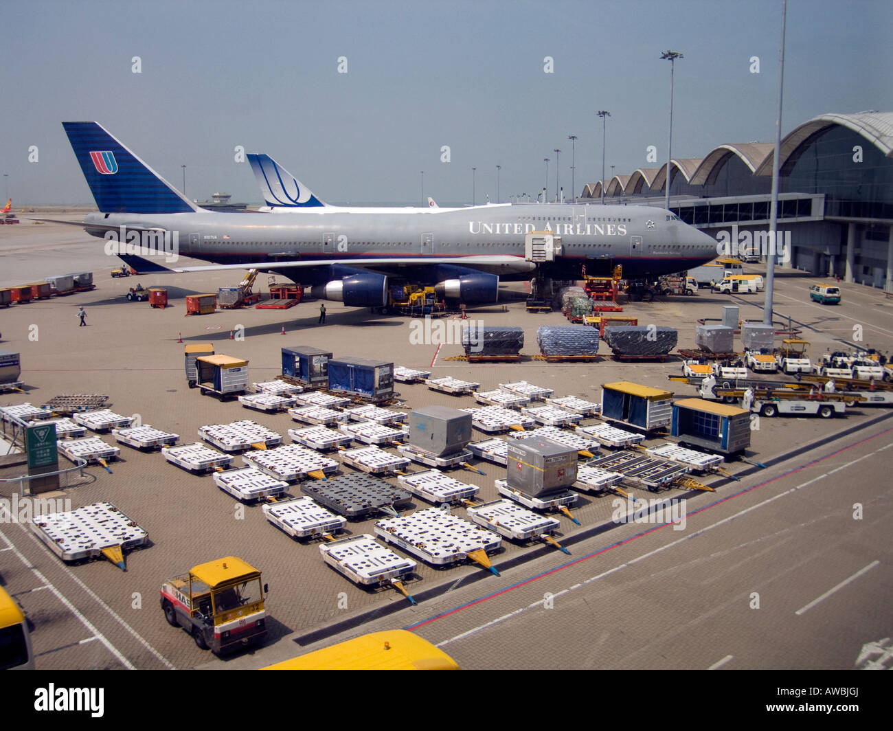 Ein kommerzielles Flugzeug in Hongkong Chek Lap Kok International Airport angedockt an ist fertig zum Gepäck & Zubehör Stockfoto
