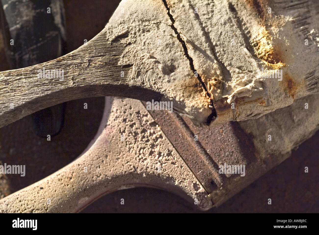 Nahaufnahme von einem alten Pinsel mit Farbe beschichtet Stockfoto