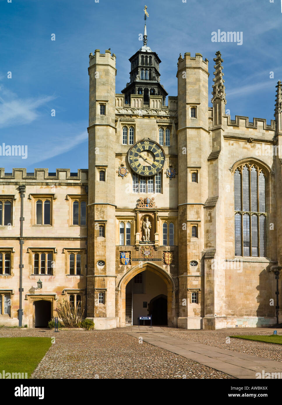 Der Uhrturm oder Königstor, Great Court, Trinity College, Cambridge, England Stockfoto
