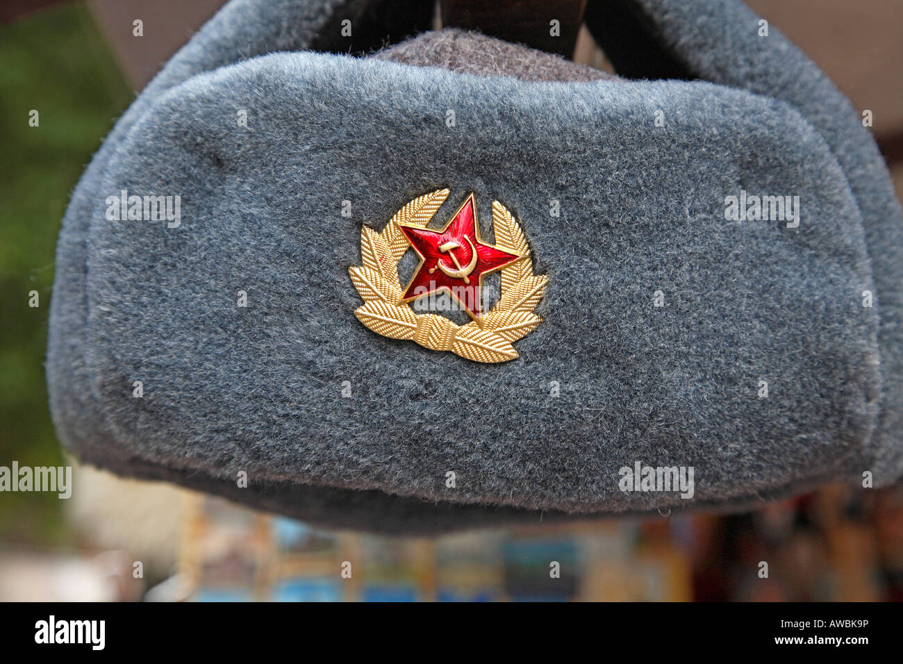 Russland, Moskau, Arbat Straße, russische Hüte mit Hammer und Sichel Abzeichen Stockfoto