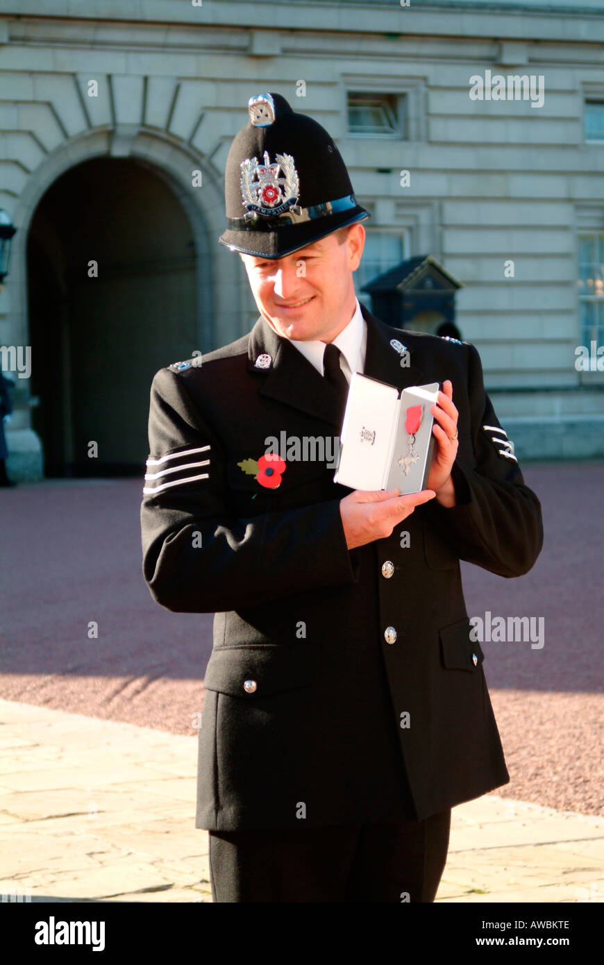 Hampshire Constabulary Polizist nach der Amtseinführung am Buckingham Palast in London Stockfoto