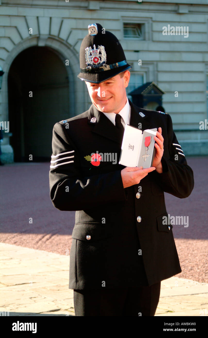Hampshire Constabulary Polizist nach der Amtseinführung am Buckingham Palast in London Stockfoto