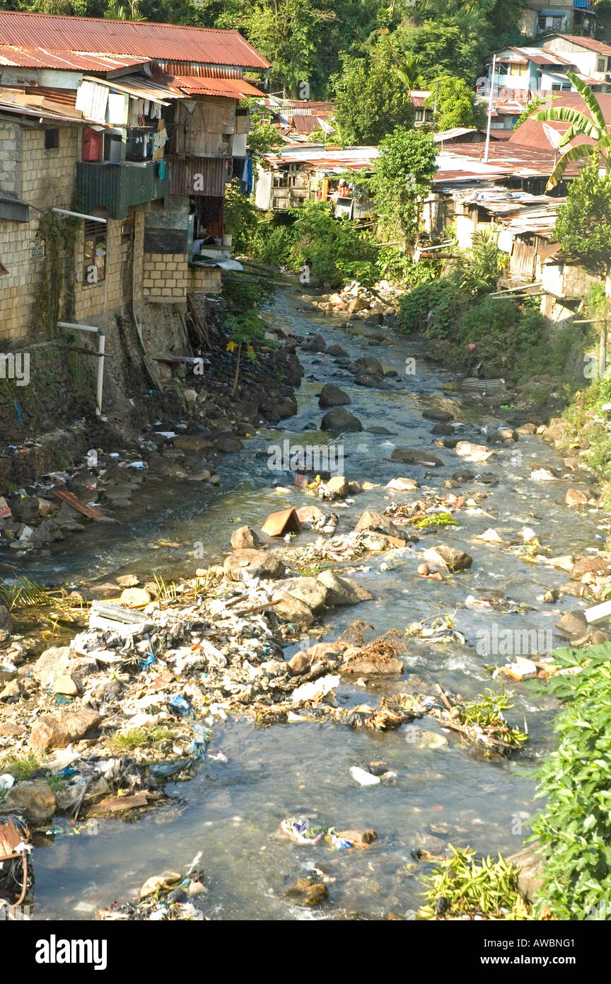 Überblick über einem Slum und seine Creek überfüllt mit Rubbishes in Jayapura, West Papua, Indonesien Stockfoto