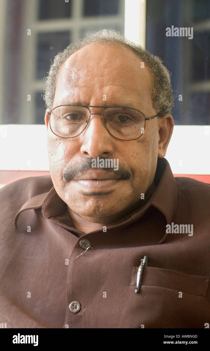 Porträt von Agus Alua, der Leiter der Papua Volksversammlung in Jayapura, West-Papua, Indonesien. Stockfoto