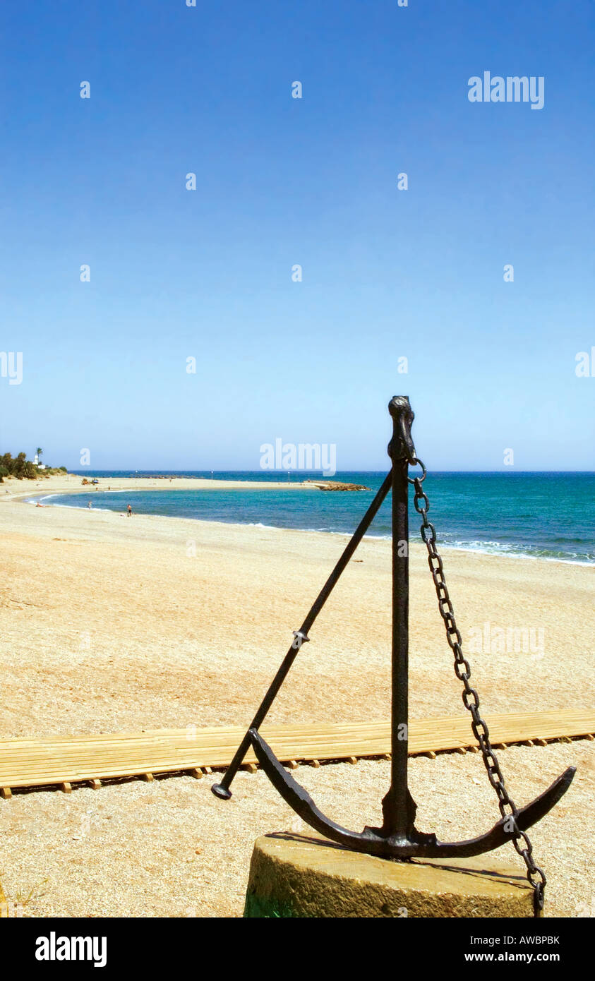 Alte Schiffe Anker mit einsamen Strand und blaues Meer im Hintergrund in Mojacar Playa & Pueblo, Costa Almeria, Spanien Stockfoto