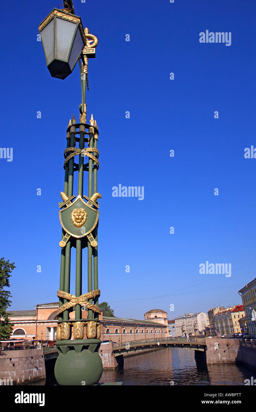 Russland, St. Petersburg, Moyka River, verzierten Laternenpfahl Stockfoto