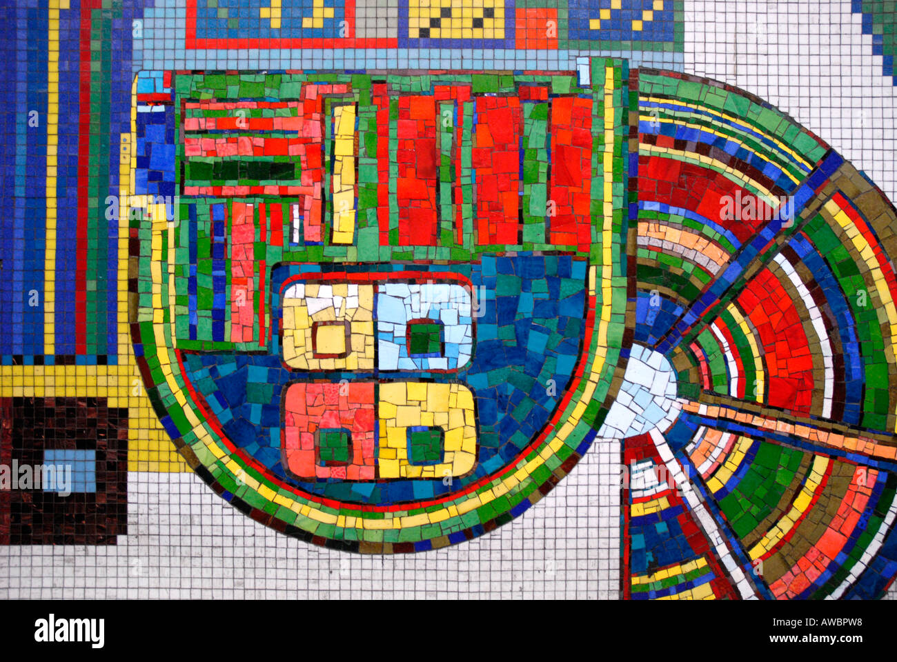 Detail der Mosaiken von Sir Eduardo Paolozzi u-Bahnstation Tottenham Court Road in London Stockfoto