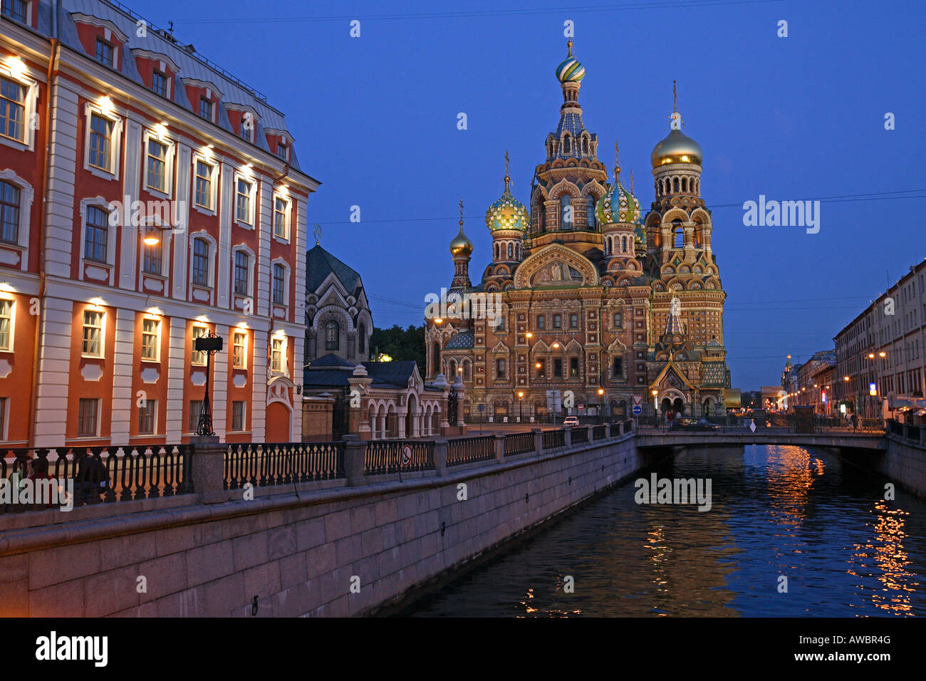 Russland, St. Petersburg, der Auferstehungskirche (Kirche auf vergossenen Blutes), Gribojedow-Kanal, mit Flutlicht Stockfoto