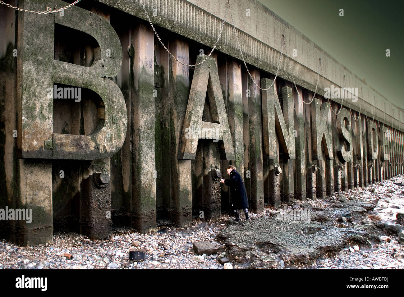 Junge (9 Jahre alt) spielen auf Themse Vorland, Bankside, Südufer, London uk Stockfoto