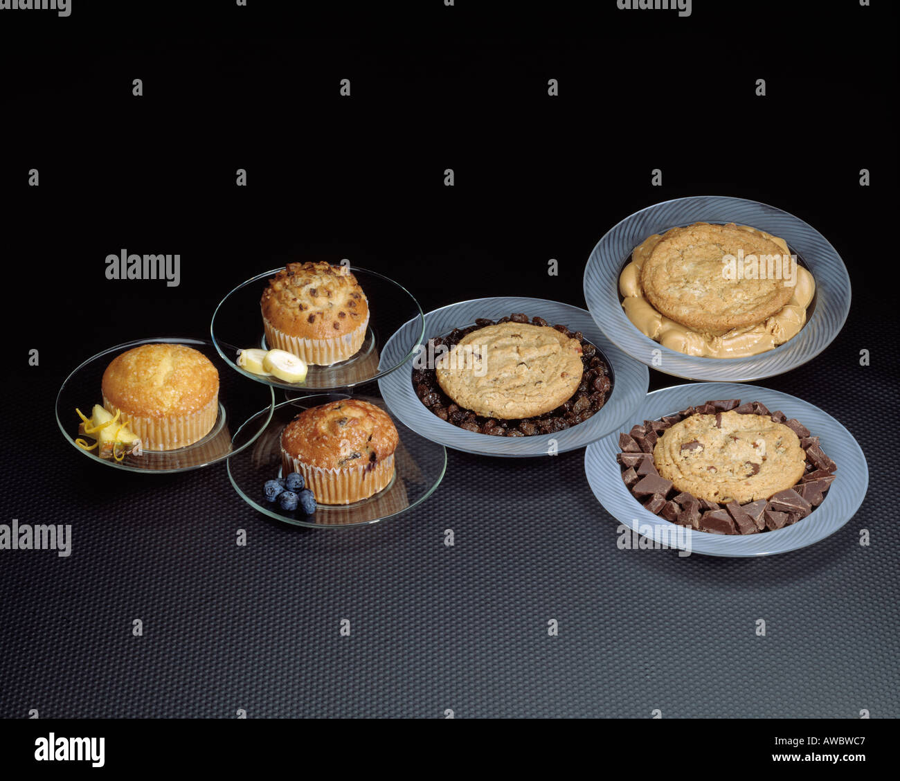 Fast-Food Frühstück assorted Muffins Blaubeere Schokolade Chip Peanut Butter Cookies Küche Gebäck Stockfoto