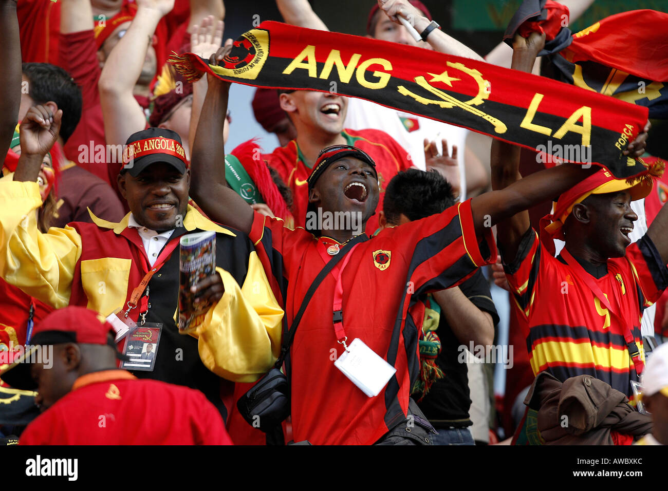 Ein männlicher angolanischen Unterstützer hält einen Schal in der Menge während der WM 2006 Stockfoto