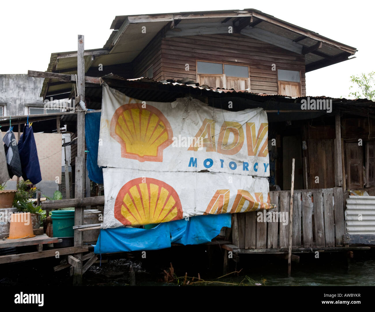 Kanalseite Shack mit Shell Logo Bangkok Thailand in Südostasien Stockfoto