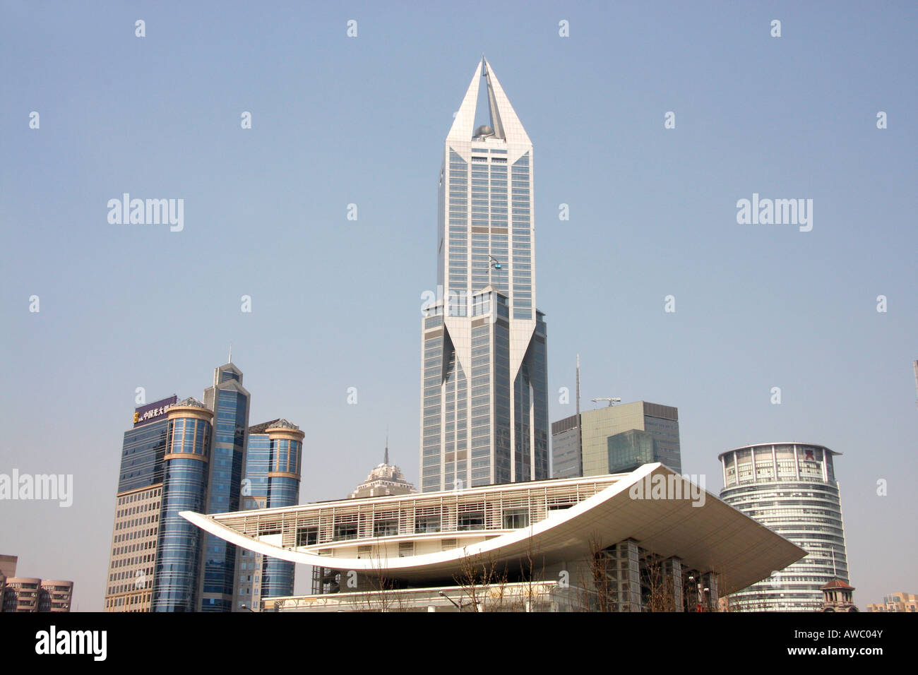 Das Grand Theater und Konzerthalle in den Peoples Square mit einem Hochhaus im Hintergrund. Shanghai, China Stockfoto