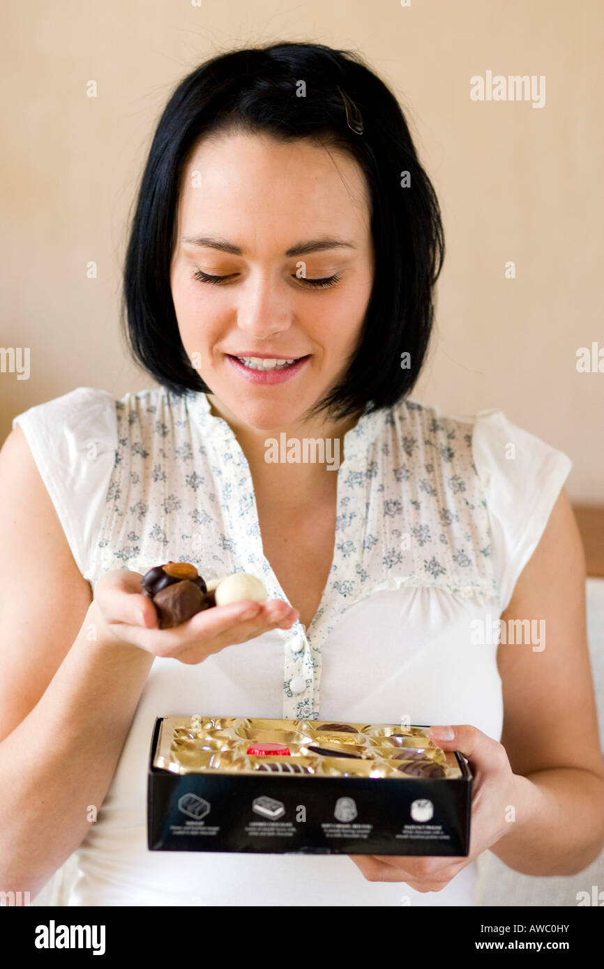 Frau mit Schachtel Pralinen Stockfoto