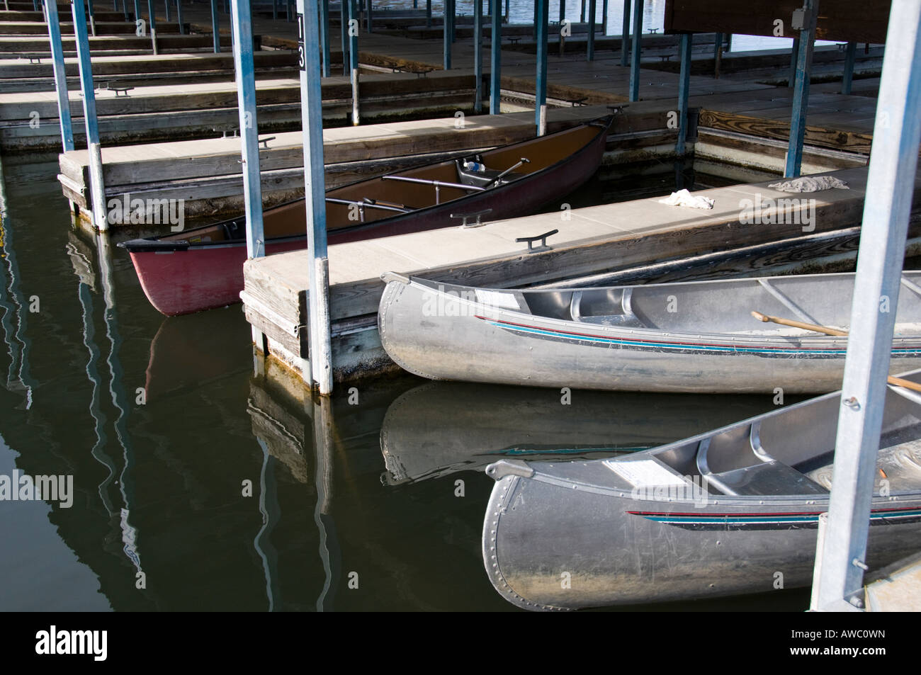 Leere gemietete Kanus an einem Dock in einem Resort nahe Table Rock Lake, Branson, Missouri. USA. Stockfoto