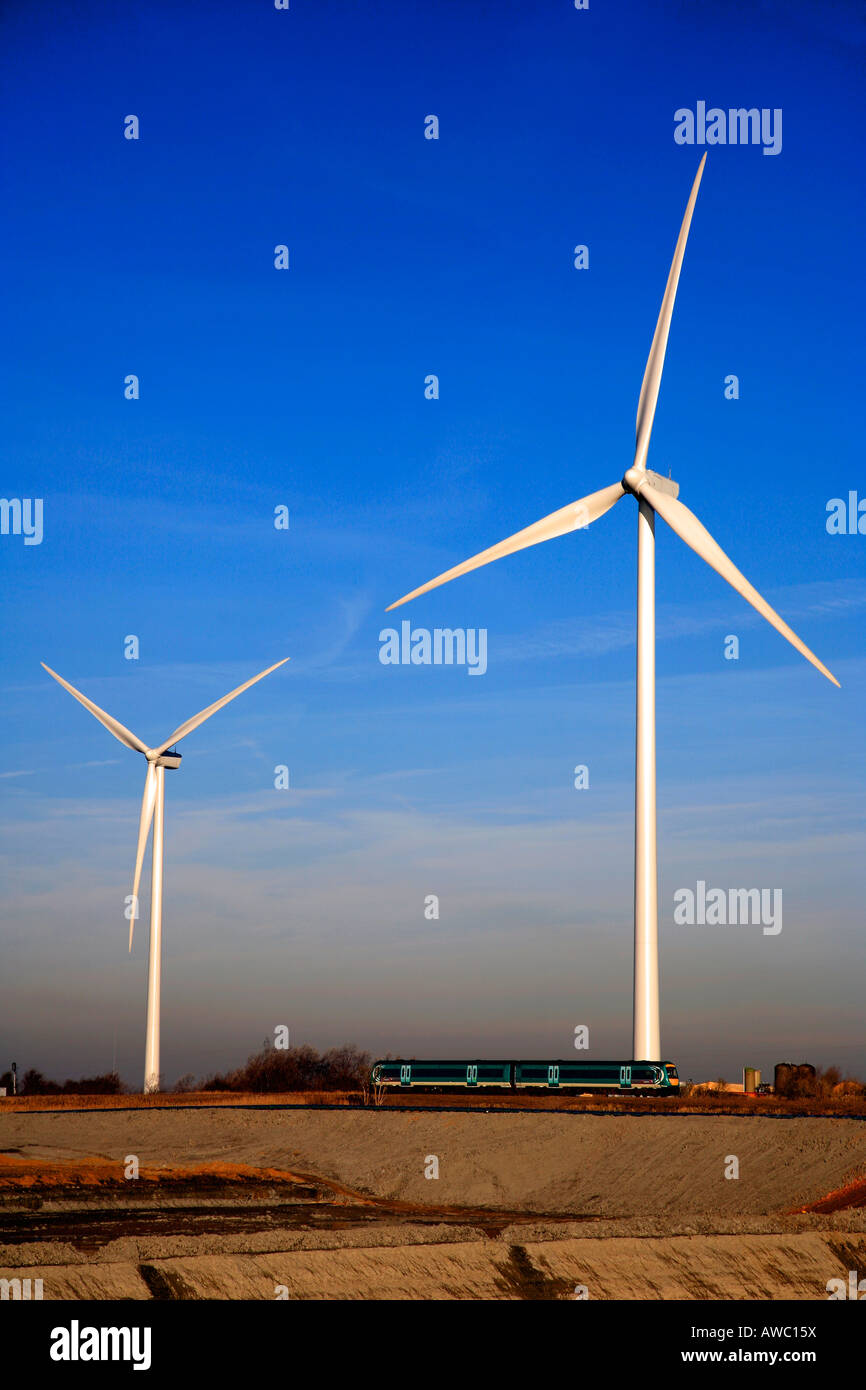 Windkraftanlage in blauen polarisierten Himmel zeigt Green Energy Cambridgeshire England Großbritannien UK Stockfoto