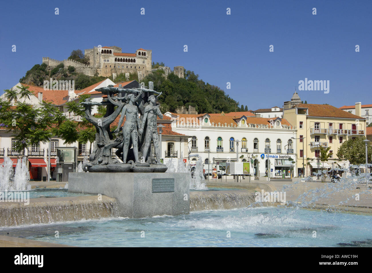 Estremadura, Costa Da Prata, Leiria Stadt Zentrum, das Schloss und die Wasser-Funktion auf dem Hauptplatz Stockfoto