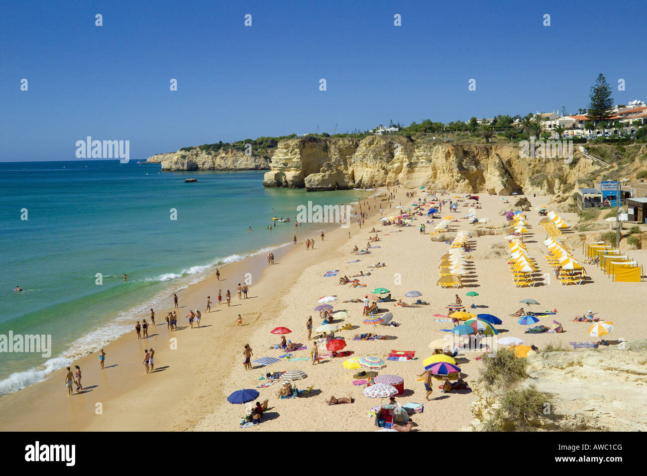 Die Algarve, Armacao De Pera Beach im Sommer (Armação de Pêra) Stockfoto