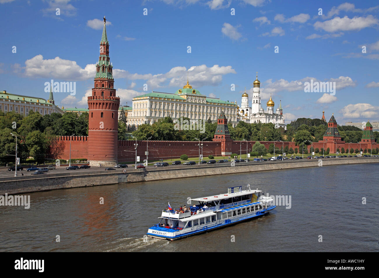 Russland, Moskau, Kreml, Moskau-Fluss, Touristenboot Stockfoto