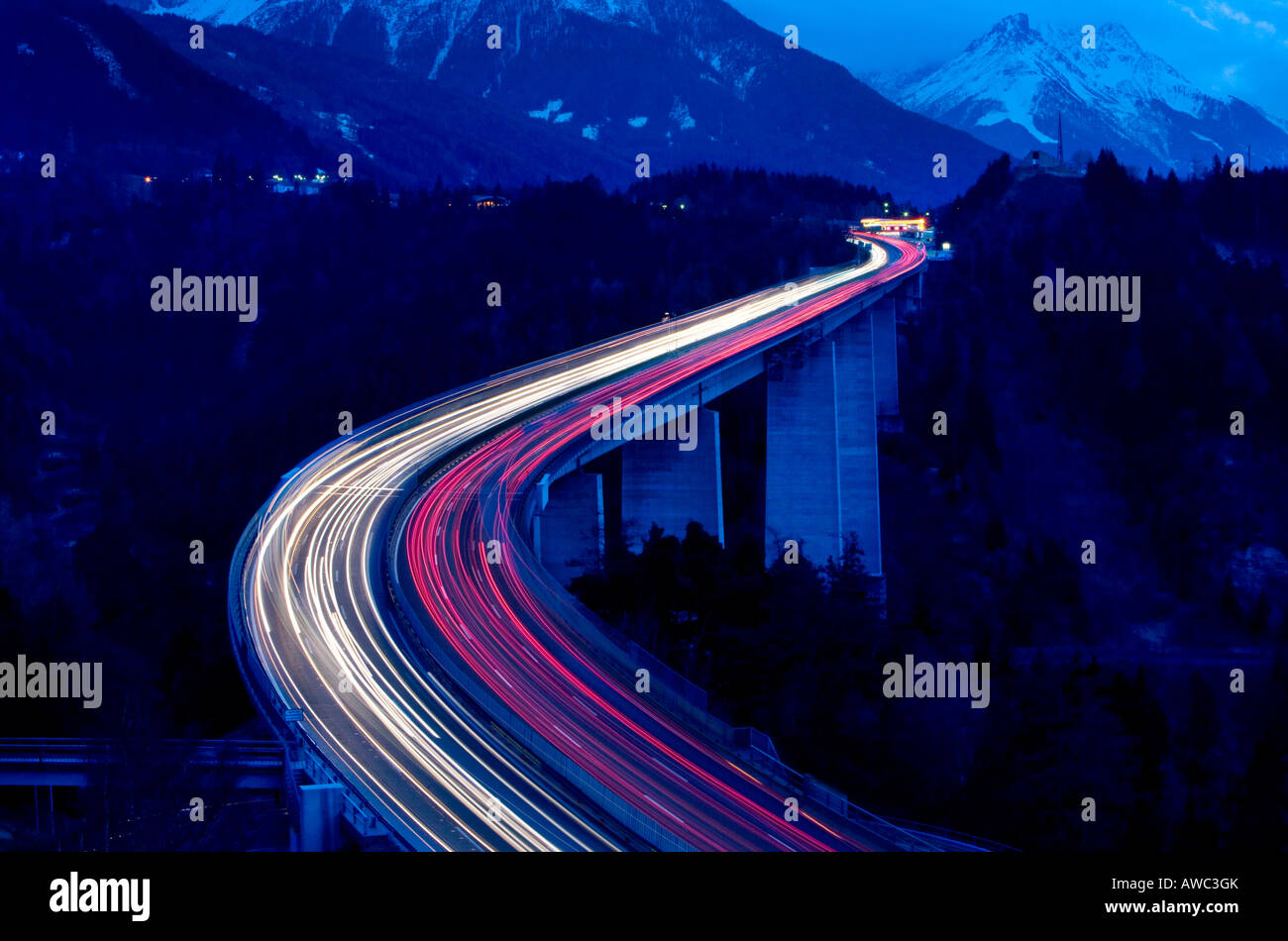 Verkehr auf der Autobahn bei Nacht, Brennerpass, Austria Stockfoto