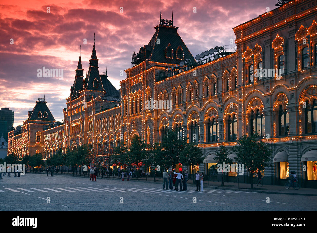 Russland, Moskau, Roter Platz, Gum Department Store, Flutlicht, Sonnenuntergang Stockfoto