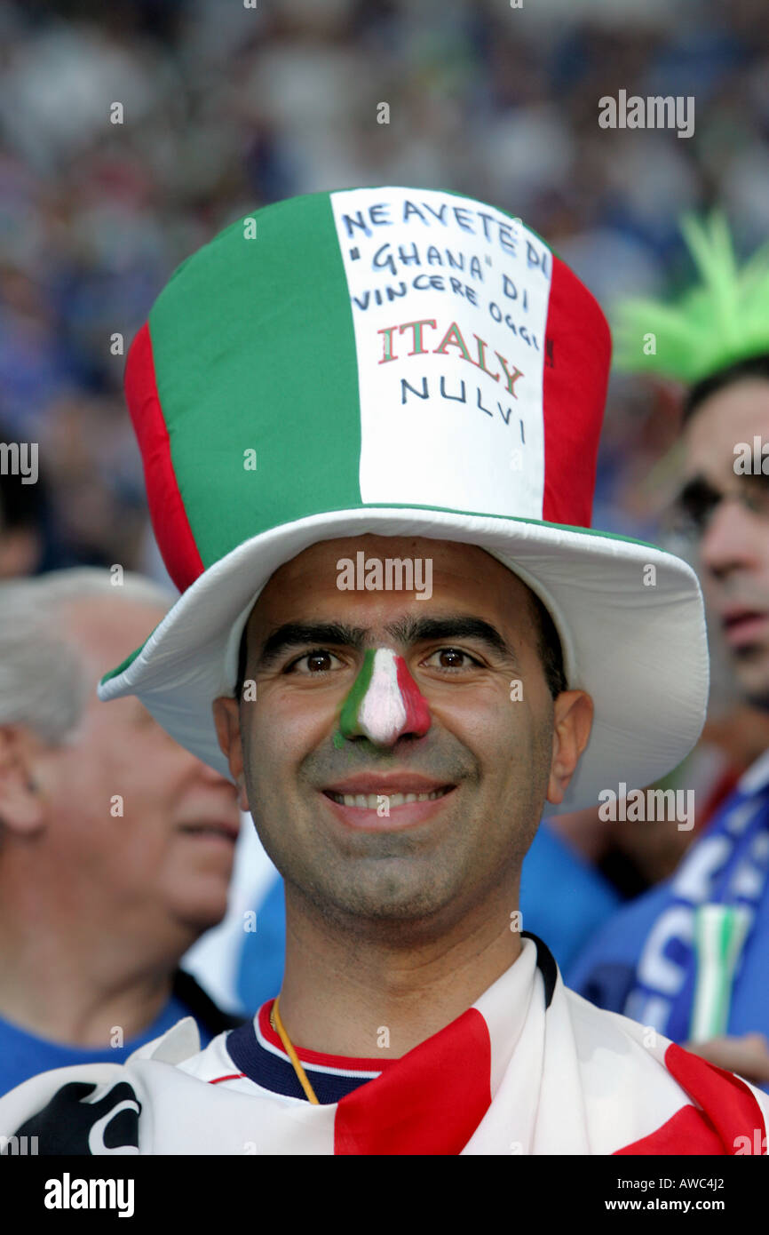 Eine italienische Anhänger mit einer gemalten Nase und trägt einen Hut in der Menge während der WM 2006 Stockfoto